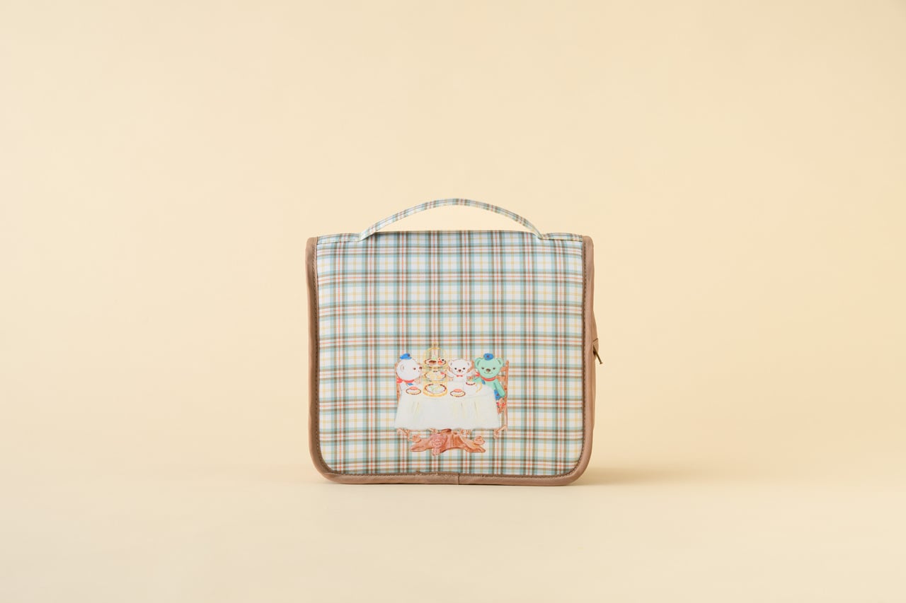 ぽすくまのトラベルポーチ 2,000円。背面にはぽすくまの仲間たちが楽しくティータイムを楽しんでいるイラストが。