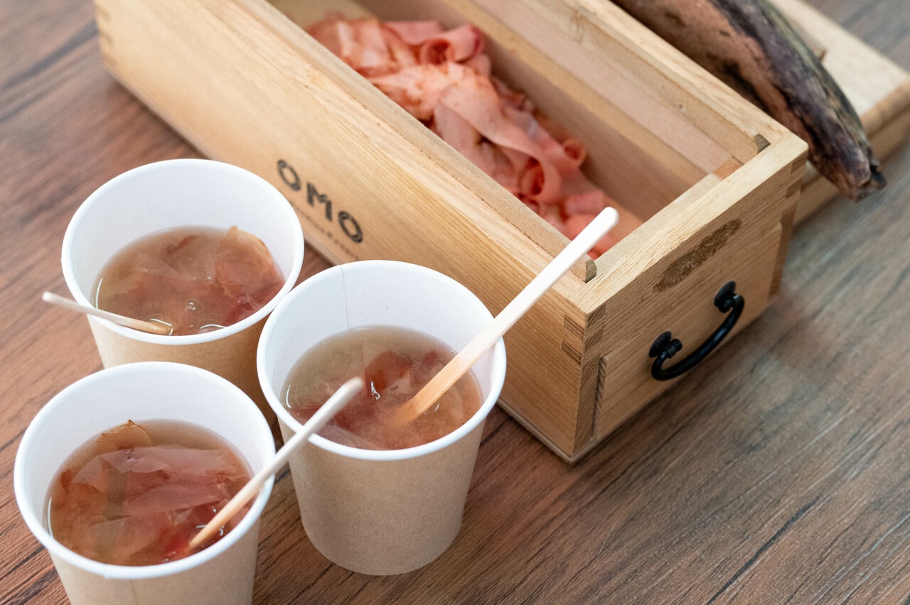 かつお節削りを体験し、できた削り節と味噌に湯を注いでつくる沖縄の即席スープ「カチュー湯」を試食。夏バージョンは梅干し入りで、水分＆塩分補給に最適！