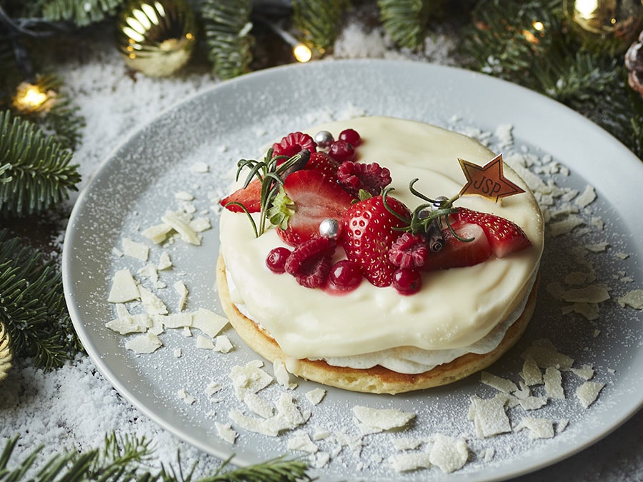 ～酒々井店から贈るクリスマス～苺とホワイトチョコのクリスマスパンケーキ 1,540円。