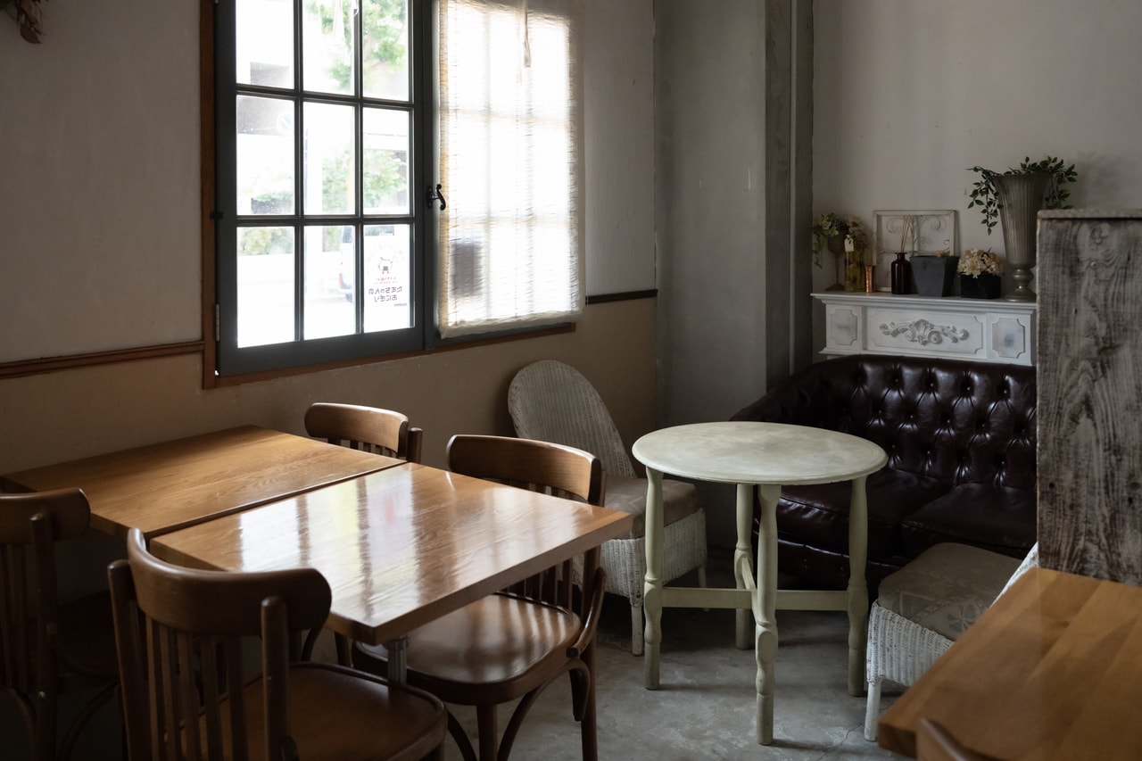 テーブル席とカウンター席の店内。