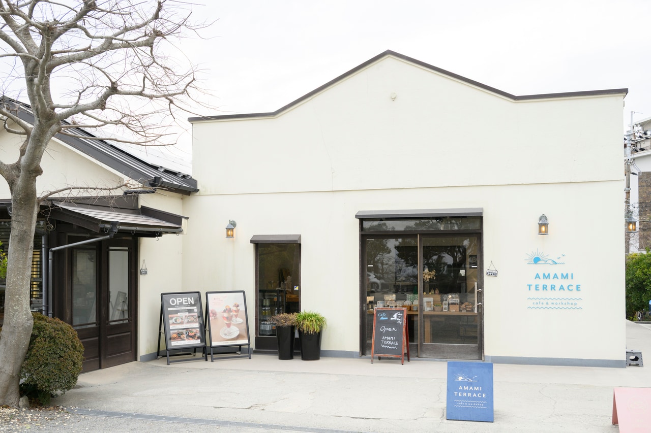 伊和都比売神社の境内にある、赤穂の塩や食に関するワークショップやカフェを併設した「AMAMI TERRACE」。