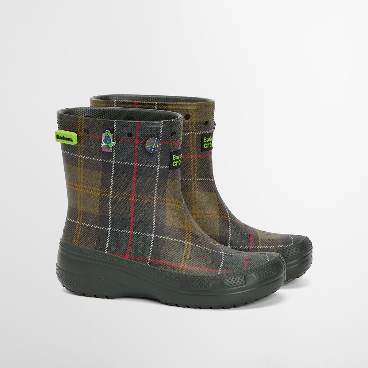 BARBOUR×CROCS “タータンチェック ウェリントン ブーツ”(ジビッツチャーム付き)/14,850円。