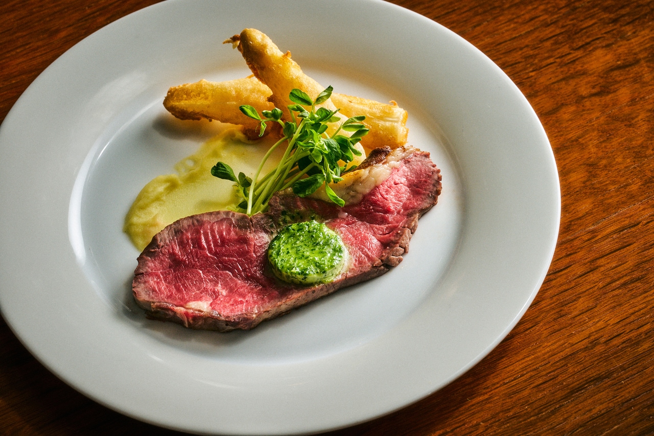 薄切りのローストビーフとホワイトアスパラガスのベニエ。