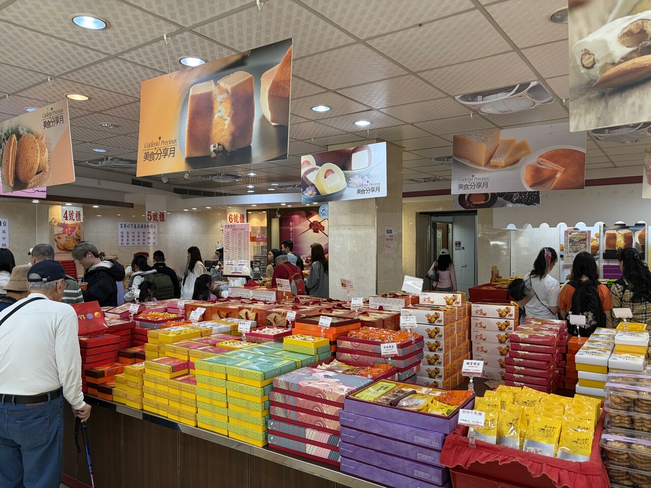 ロールケーキも隠れた人気商品。特にタロイモ味が人気ですが、要冷蔵商品で日本への持ち帰りは難しいので、ぜひ現地滞在中のおやつにどうぞ。