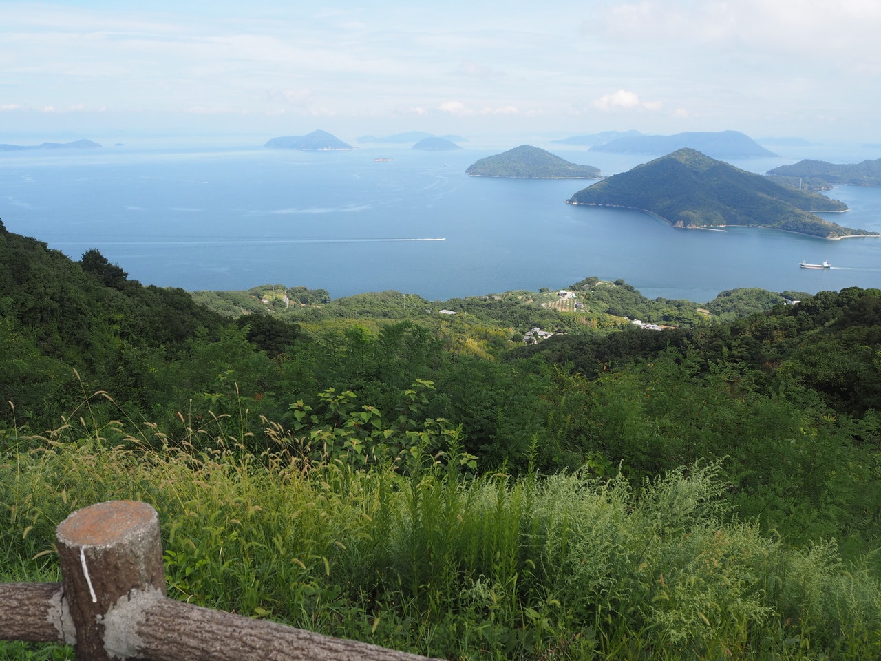 瀬戸内海を一望できる紫雲出山（しうでやま）。この山から東側の多くの島が点在する海域は、「備讃瀬戸」と呼ばれている。　