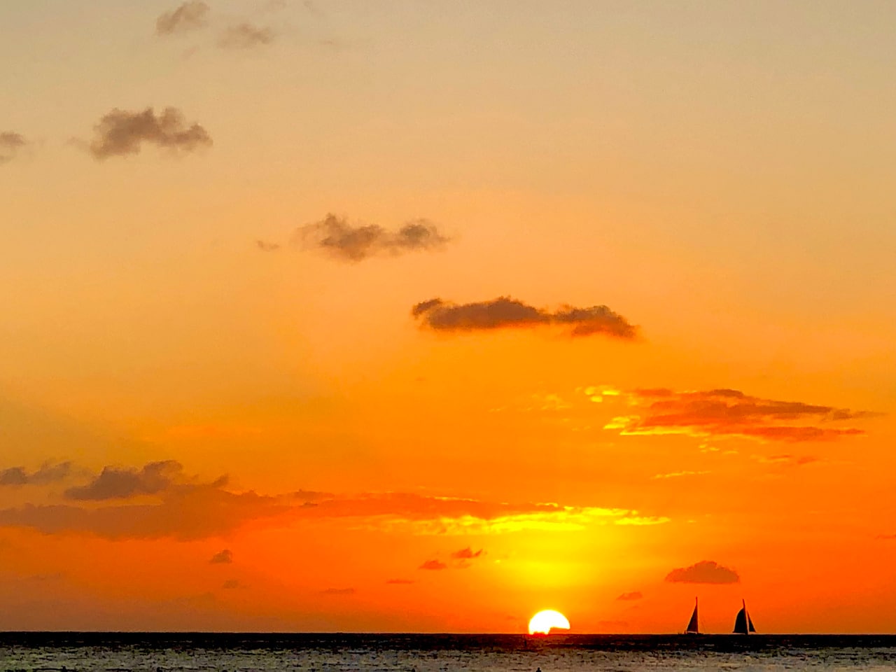 冬場はワイキキの水平線に真っ直ぐ沈む夕日が楽しめる。