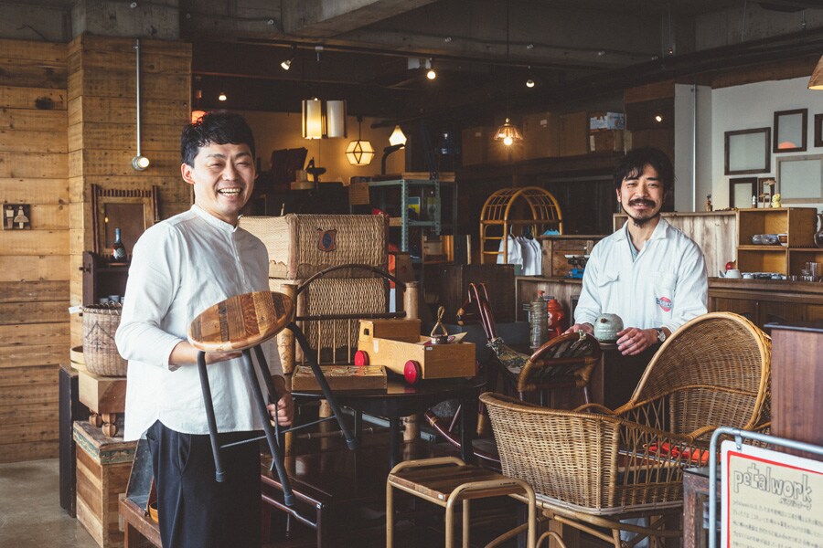 右は「senkiya ATONIMO」店長の草間翔太さん。