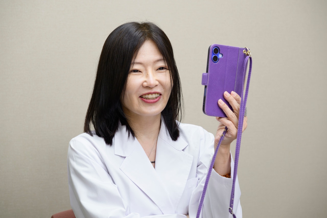 スマートフォンを見るときは目線まで持ち上げて、うつむかず、首に力を入れる。「うつむくと、頭の前の方に重力がかかり、筋肉がダラーンとしちゃいます」(奥田先生)。