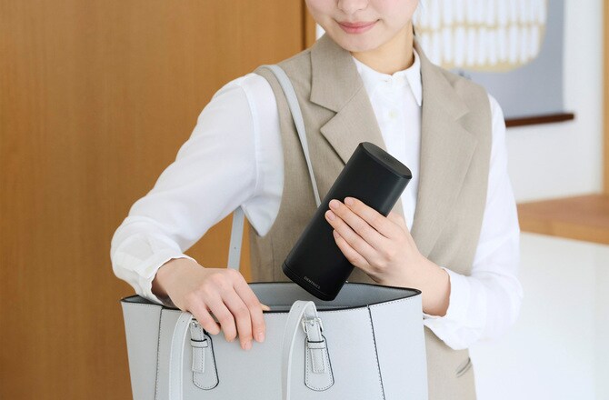 充電スタンドを兼ねた収納ケースにしまってコンパクトに持ち運び可能。防水性にも優れているため浴室での使用も可能。前回使用したモードを記録して、起動時にすぐに使えるメモリー機能も搭載しています。