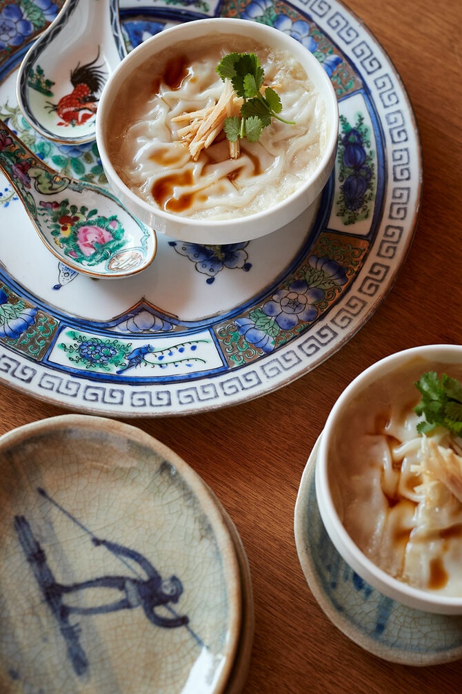 香港で購入したお皿に盛りつけて／撮影 邑口京一郎