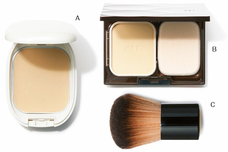 A：パウダー感なく、軽やかでさらりと肌に溶け込む質感で人気のパウダリーファンデが、汗・皮脂に強い春夏仕様に進化。ホワイト パウダレスト SPF25・PA++ 全6色 5,000円(セット価格)／アルビオン B：ぼかし効果のあるソフトフォーカスパウダーを新たに配合し、気になる凹凸もなめらかにカバー。パウダーファンデーション シルキースムース SPF22・PA+++全6色 7,000円(セット価格)／エスト C：ファンデーションのフィット感を高める高密度ブラシ。カブキ ブラシ 3,900円／ジョルジオアルマーニ ビューティ