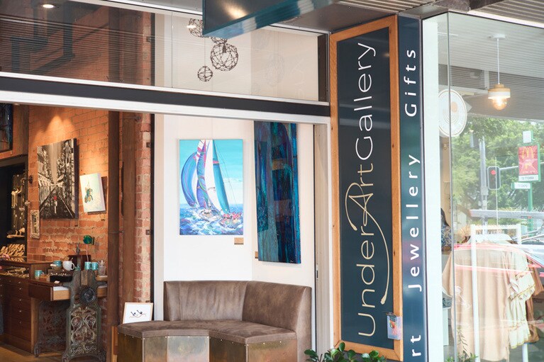 地元のクラフトを売る店が多い一角にある。