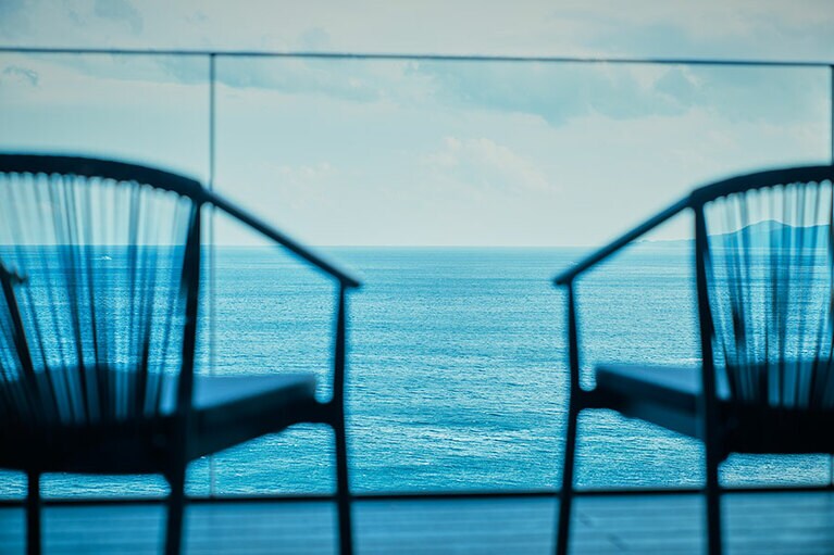 最上級の旅館リゾート「熱海・伊豆山 佳ら久」では大切な人と落ち着いたひとときを過ごすことができる。