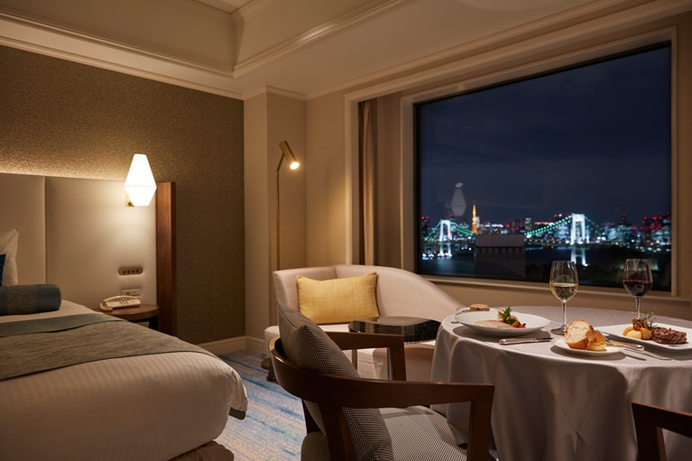 ルームサービスを味わいながら満喫する夜景も素敵。