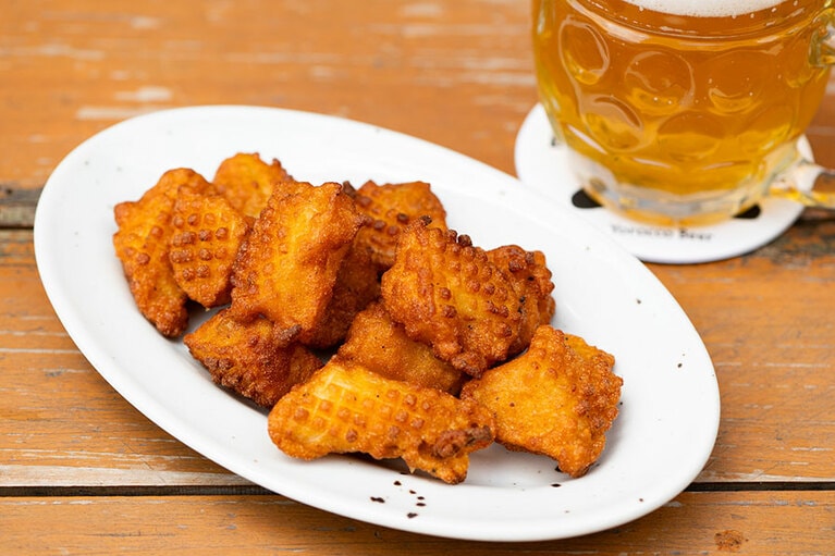 「フライドポテト」600円。スパイスのきいた衣がビールによく合う。