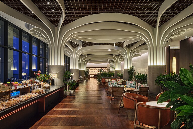 アナンティ アット プサン コーヴの館内には、8つのレストラン＆バーが。いずれも海の絶景を眺める特等席で美味を堪能できます。