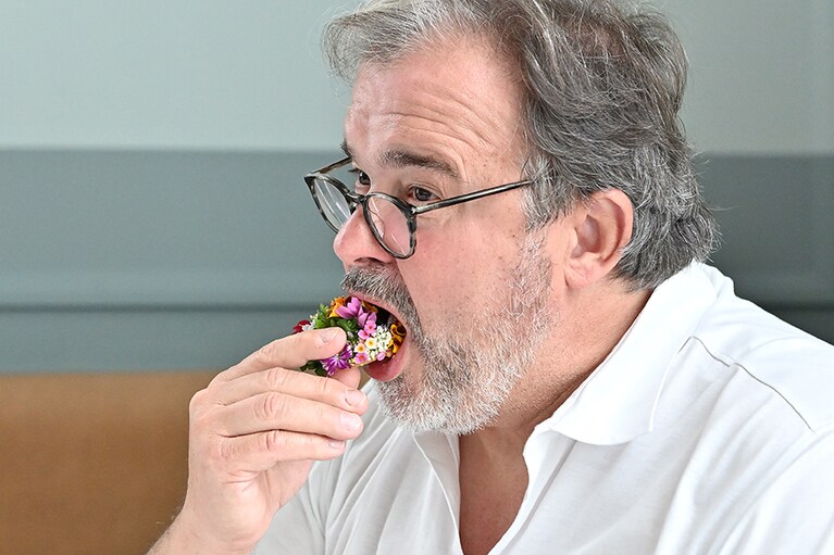 手で食べるのがポイント。