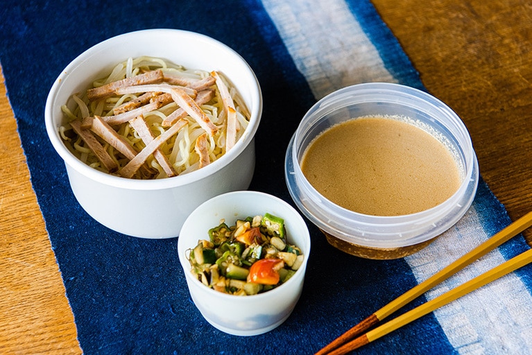 トマトごまだれの冷やし中華弁当。麺に油をまぶすことでお弁当タイムも食べやすい。