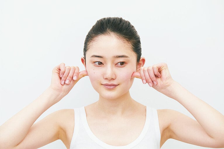 デイリーな小顔ケアにおすすめなのは指圧。垂直に押す刺激は摩擦の原因にならない。