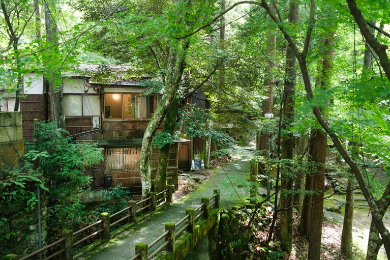 鶴仙渓さんぽの途中に訪れたい渓流沿いのカフェ。