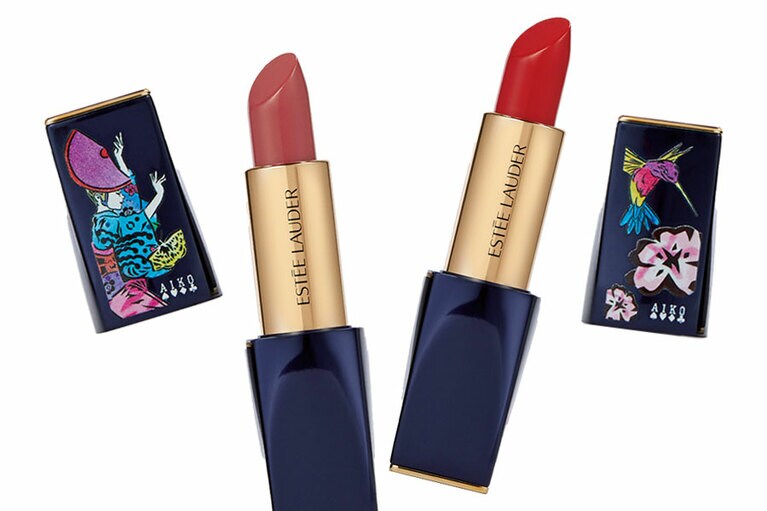 PURE COLOR ENVY LIP STICK 全2色 各4,000円。左から：温かい色味のボワ デ ローズ(131 BOIS DE ROSE)。鮮やかなコーラルレッドのカーナル(520 CARNAL)／エスティ ローダー(限定発売中)