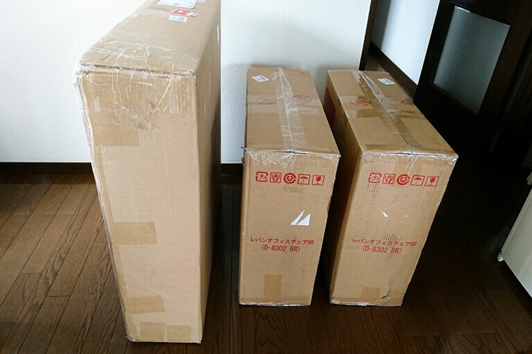 箱で届いたときの様子。テーブル1点、椅子2脚。うち、1脚は家族用。