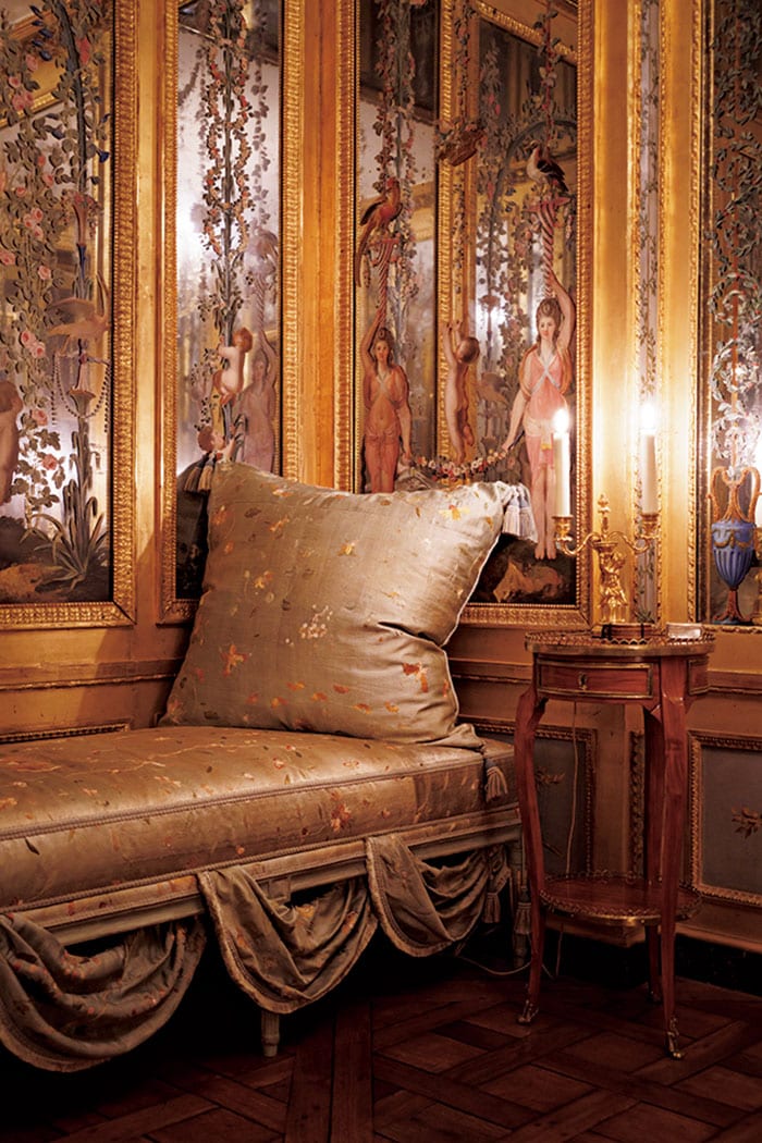 総鏡張りの小部屋。鏡の表面に手描きされた繊細な絵、ファブリックのディテールにも夢がある。