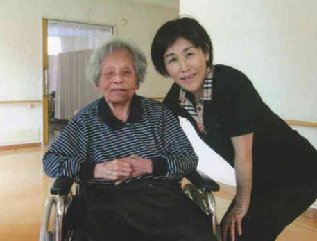 “広島の大母（おおかあ）さん”と呼ばれた佐伯敏子さん（左）と堀川惠子さん（高齢者保健施設にて撮影）。佐伯さんは供養塔に眠る人々と向き合い続け、人生を捧げた。（写真：堀川惠子所蔵）