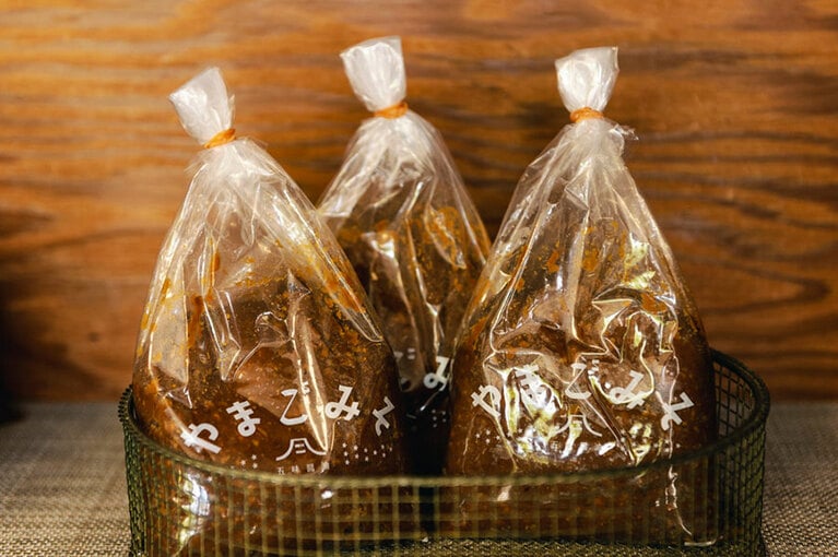 大麦と米の2種類の麹が入った山梨独自の“甲州やまごみそ”(1kg616円)を麹から手造りする明治元年創業の老舗。「移住のきっかけとなった店。店主兄妹がとても面倒見がよく、素敵な人や場所をたくさん教えてくれる甲府の交流スポットです。味噌や塩麹は簡単な自炊に大助かり」●五味醤油