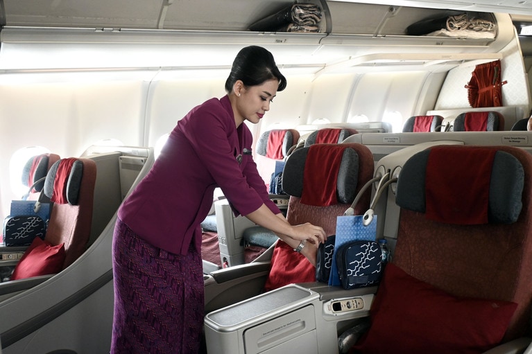 制服には“かぐわしい命の輝き”という意味をもつ伝統的なバティックのモチーフが採用されています。