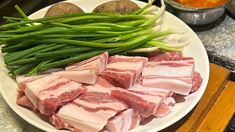 「在来式塩焼き」58,000ウォン（500g）。ネギと一緒に焼くことで旨味を引き立てるのだそう。