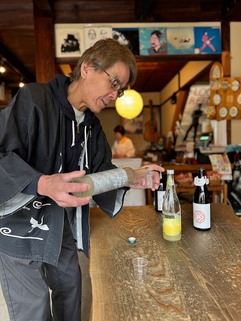 店主の安岡さん。手書きのフリーペーパーも面白いので要チェック。