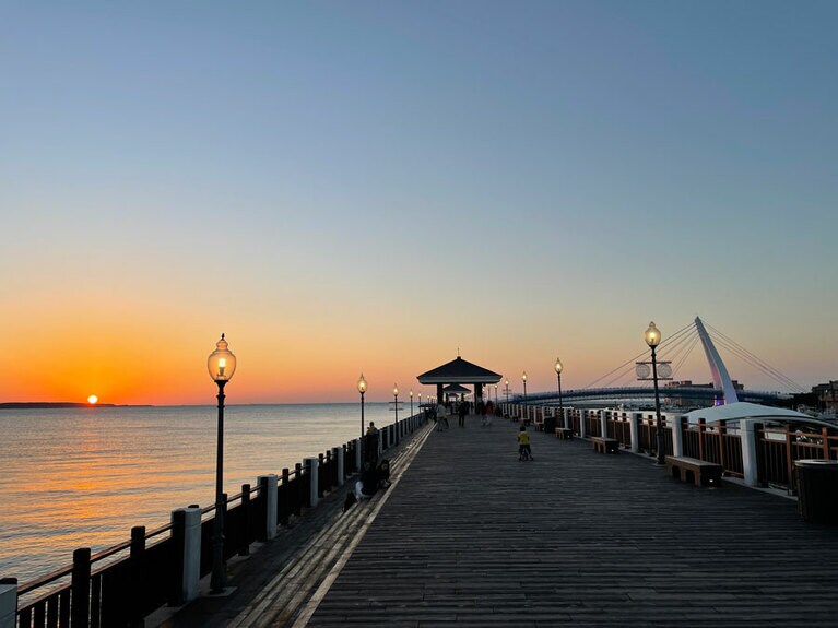 こんな美しい夕日が見られるといいいですね。天気の安定している5月、11月は比較的見られる可能性大です。