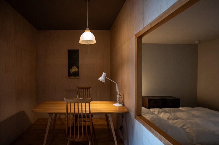 Wi-Fiや薄型テレビなど必要な設備も揃え、じょんのび快適に過ごせる空間。また、天然素材と本物にこだわった寝具で快眠をお約束。