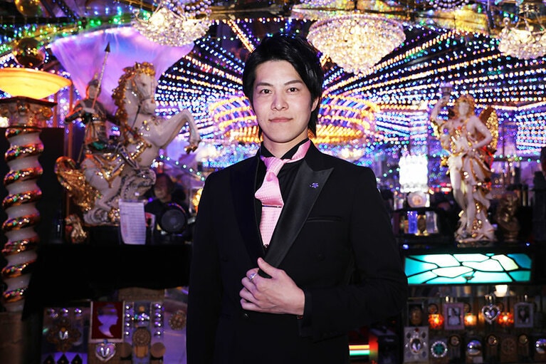 ピンと背筋の伸びた姿勢の良さが目をひく神上(しんじょう)ダイヤさんは、社交ダンスの大会で優勝した経験も持つ。