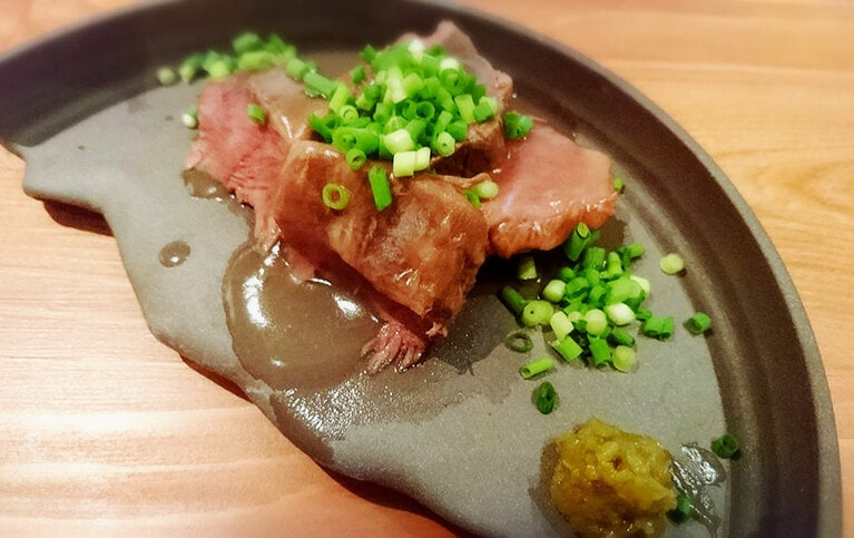 箸がすっと入るやわらかさ。柚子胡椒をアクセントに。