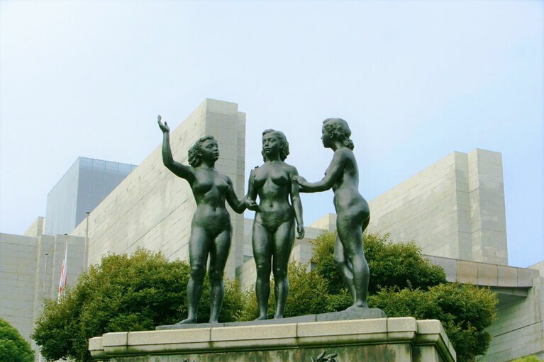 06.jpg　最高裁判所前の「平和の群像」　©AFLO