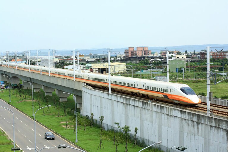 台北市と高雄市を繫ぐ台湾高速鉄道(台湾新幹線)。日本の新幹線技術が初めて海外に輸出された。最高時速300km/h。345kmの距離を約1時間半で走行する。