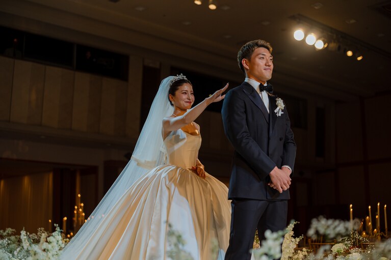 背を向けて立つ律さんの肩を美玖さんがそっと叩き、振り向くと……。