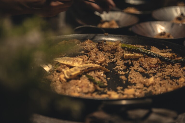 「破竹とアスパラのパエリア パクチーの花 柑橘胡椒 山椒」。（撮影：柳沢明夫）