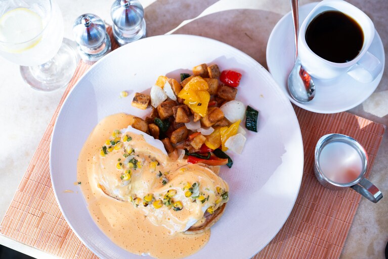 すがすがしいパティオで味わう朝食も美味。