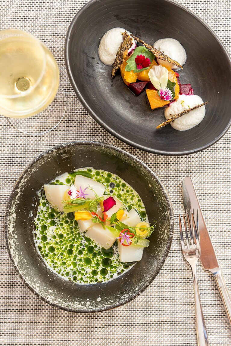 上から“ビーツサラダ”“帆立貝のポシェ”。