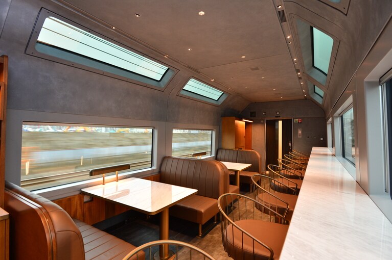 「サフィール踊り子」カフェテリア　JR東日本提供