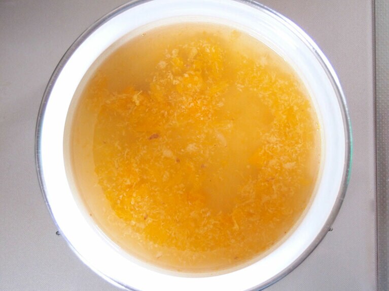 (3) 鍋に絞ったみかんの汁、生姜、水、はちみつを入れて加熱します。