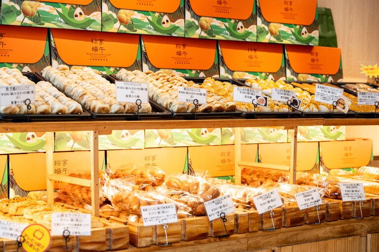 パイなど甘いパンの賞味期限は冷蔵庫で1週間程度。クール便で地方発送も行っている。