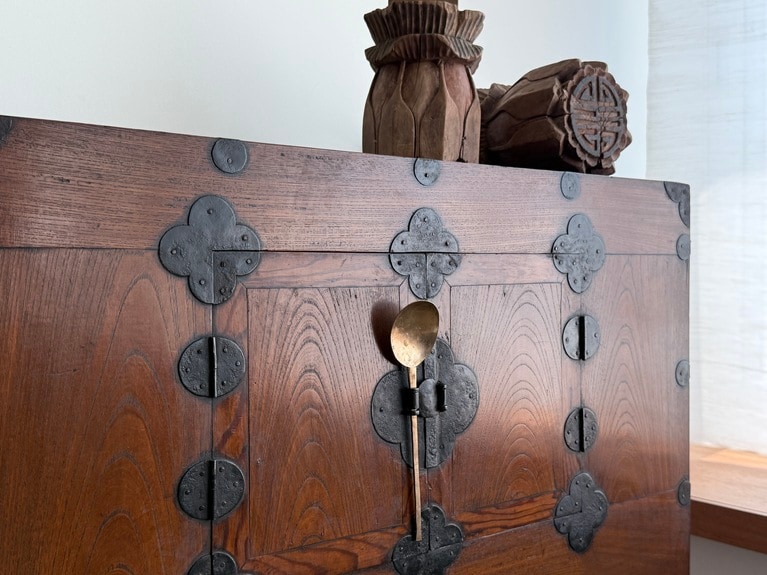 大ぶりのスッカラを箪笥の鍵代わりに。