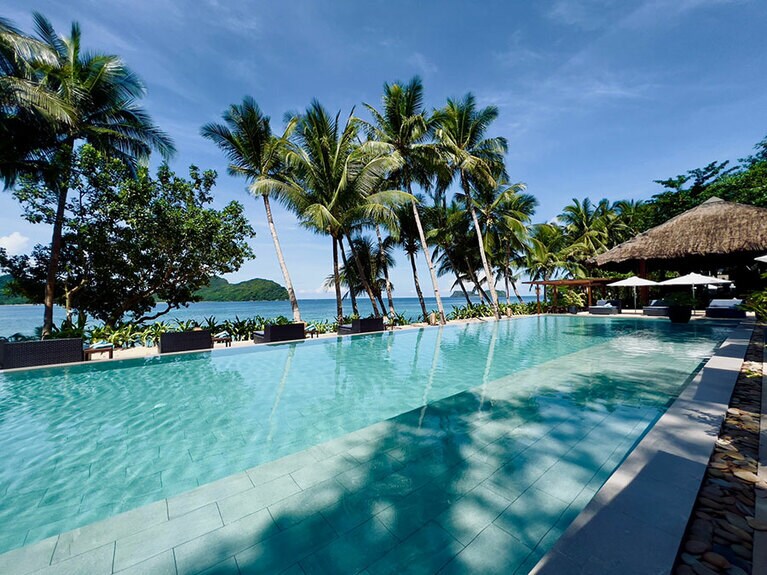 真水のプール。爽やかな海風を受けながら、ウッドデッキでのんびり過ごすことができる。