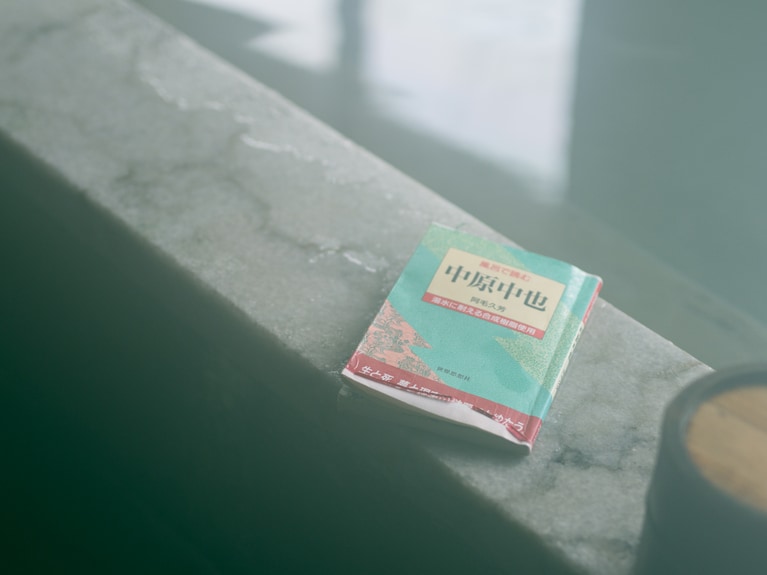 ぬる湯にゆっくり浸かりたい人のために、防水加工が施された本も用意されている。