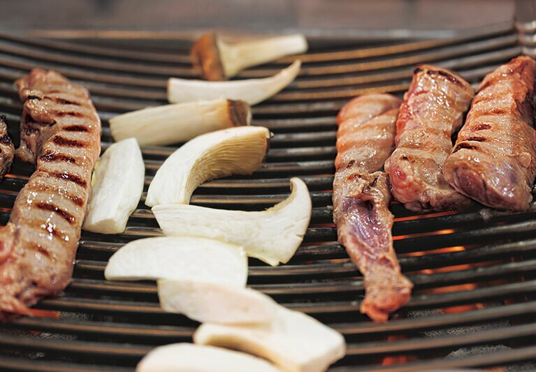 湾曲した網には水が通っている。
