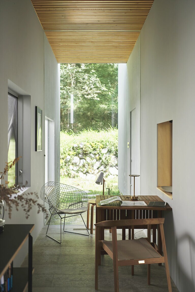 あえて外光が入りにくくしたというこの部屋は書斎にすることも。テーブルはテラスでも使っているガーデニング用のもの。「仕事をするときは、たいていここで。リビングから離れていて明るすぎないから落ち着くんです」。